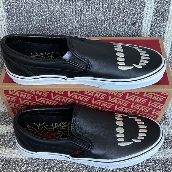 Vans Classic Slip-On Fangs Black/True White MENS - Picture 3 of 16